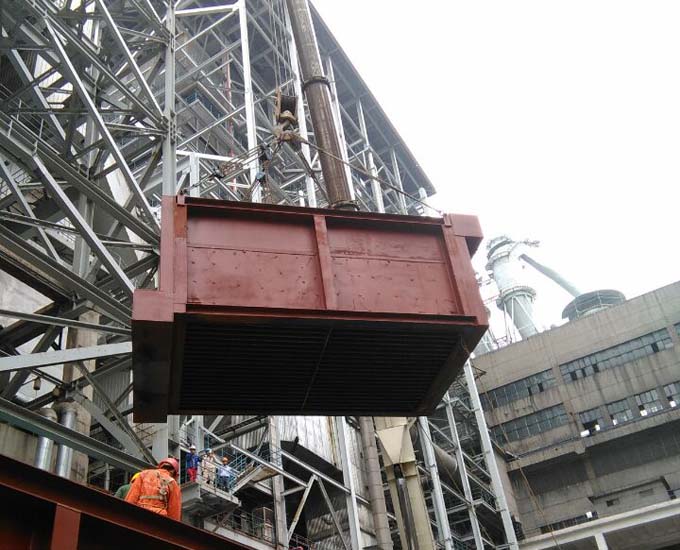 工廠30噸模塊設備搬遷吊裝現(xiàn)場