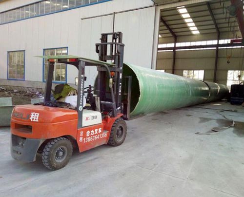 3噸租賃叉車協(xié)助管道搬運