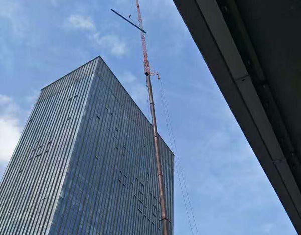 400噸吊車助力107米青島時代廣場高空設備吊裝