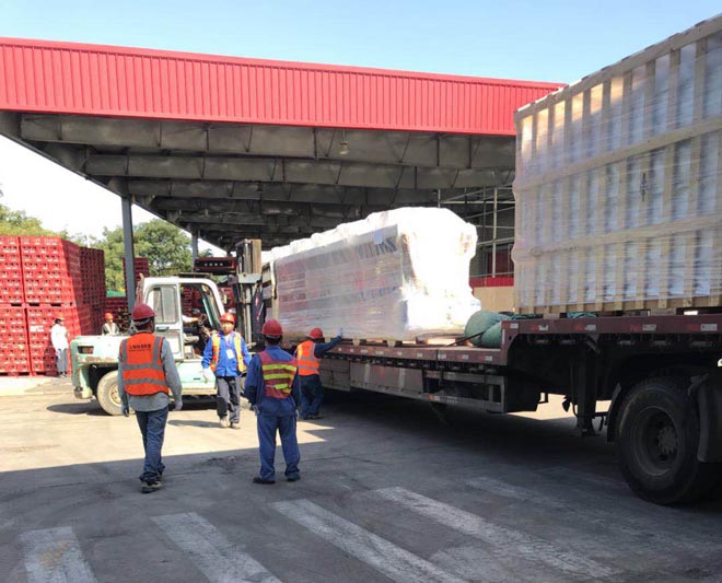 山東中糧可口可樂注塑機(jī)設(shè)備搬運(yùn)安裝現(xiàn)場(chǎng)