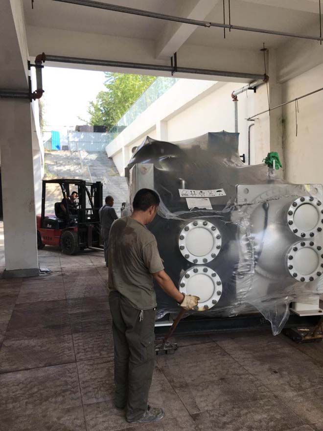 2018年8月30日永新國際冷水機(jī)組設(shè)備搬運(yùn)現(xiàn)場
