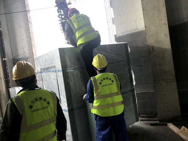 高新區(qū)制藥廠烘干設(shè)備四樓吊裝