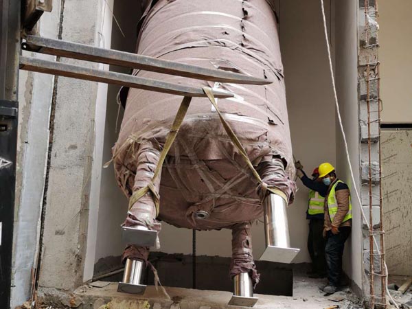 大型儲(chǔ)水罐設(shè)備人工吊裝下負(fù)3層地下室現(xiàn)場(chǎng)