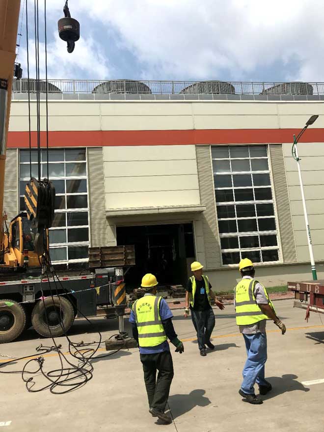 董家口港雙星工廠內(nèi)海爾大型機(jī)組設(shè)備搬運(yùn)，就位現(xiàn)場