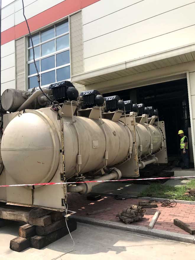 董家口港雙星工廠內(nèi)海爾大型機(jī)組設(shè)備搬運(yùn)，就位現(xiàn)場