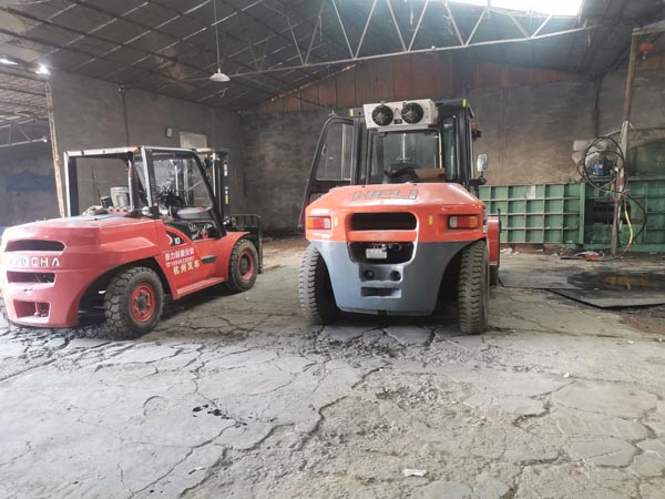 青島東億熱電廠(chǎng)機(jī)械設(shè)備搬運(yùn)吊裝現(xiàn)場(chǎng)