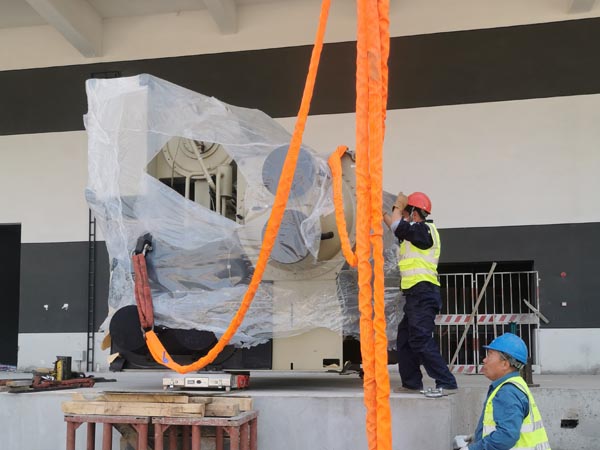 青島光電產(chǎn)業(yè)園制冷機(jī)設(shè)備吊裝安裝